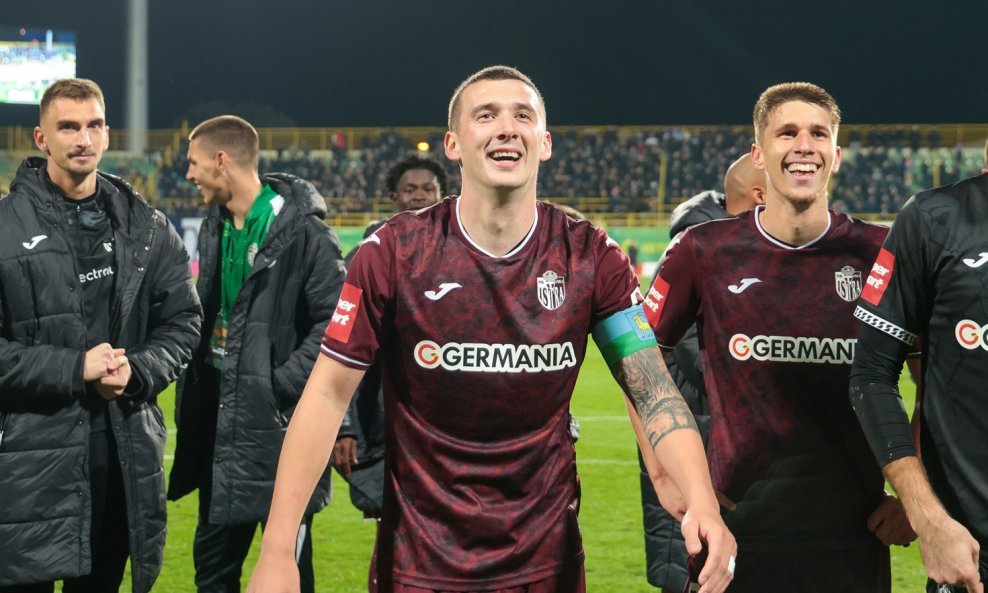 Dario Marešić (u sredini)