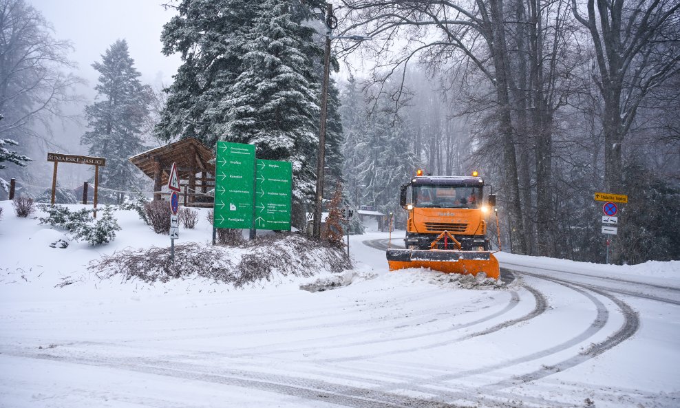 Od sinoć pada snijeg na Sljemenu, žičara je zatvorena zbog jakog vjetra