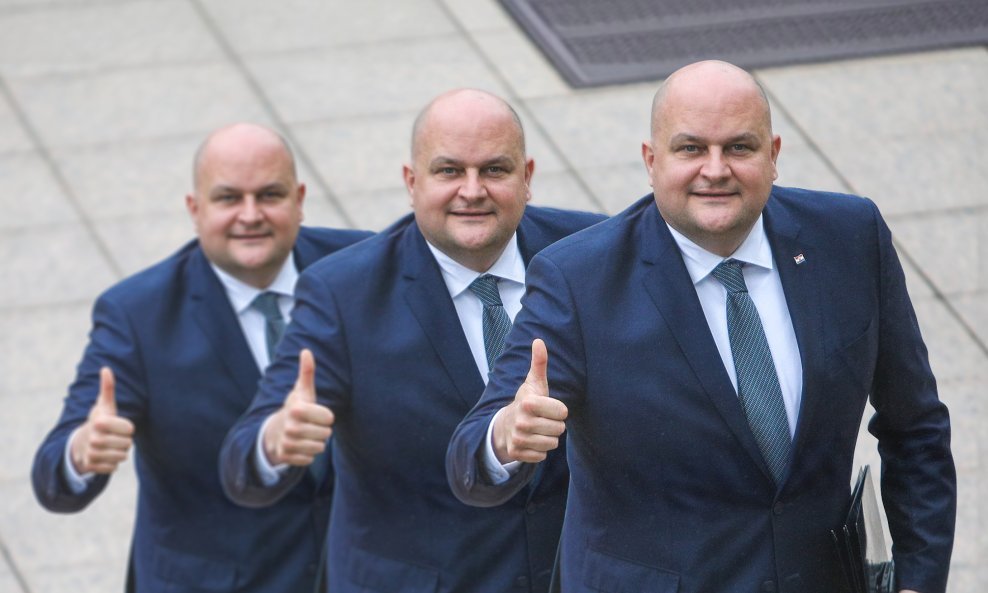 Ante Šušnjar, ministar čiji je javni imidž dosad bio obilježen savjetom da oni kojima su pekare postale preskupe uvijek mogu kod kuće ispeći 'pedeset kiflica za sedam eura'