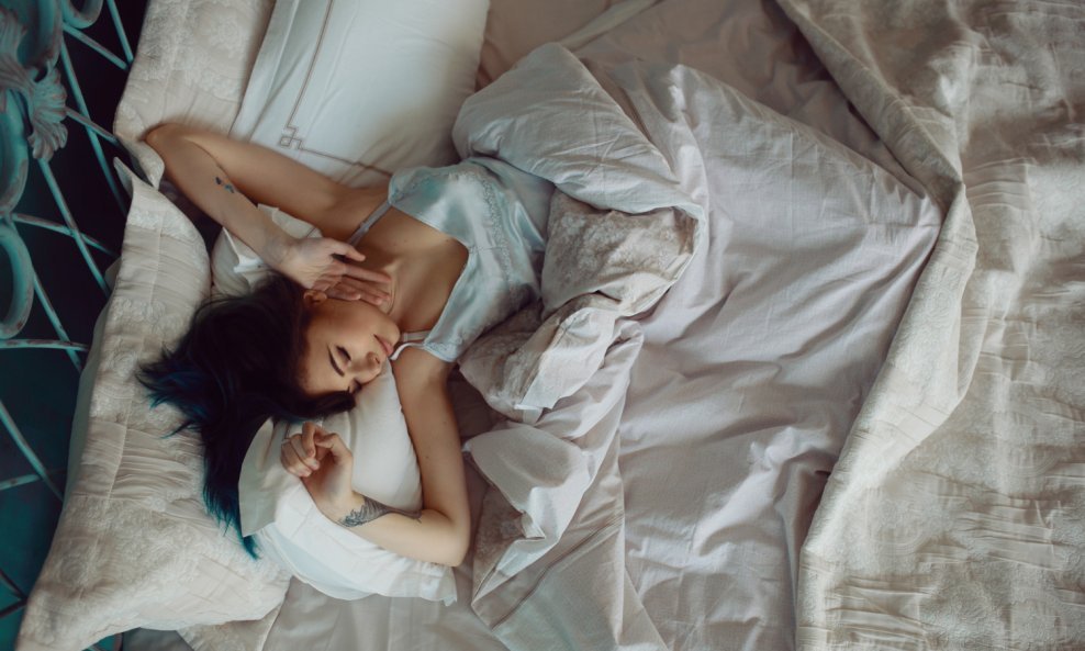 U položaju flaminga jedna je noga savinuta