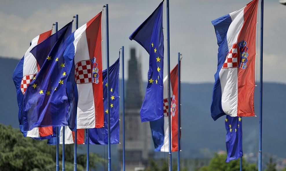 Postavljene zastave povodom proslave ulaska Hrvatske u Europsku uniju (2)