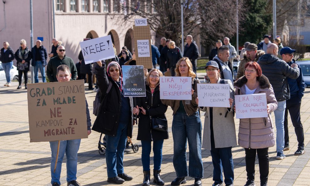 Korenica: Prosvjed protiv migrantskog centra u Željavi