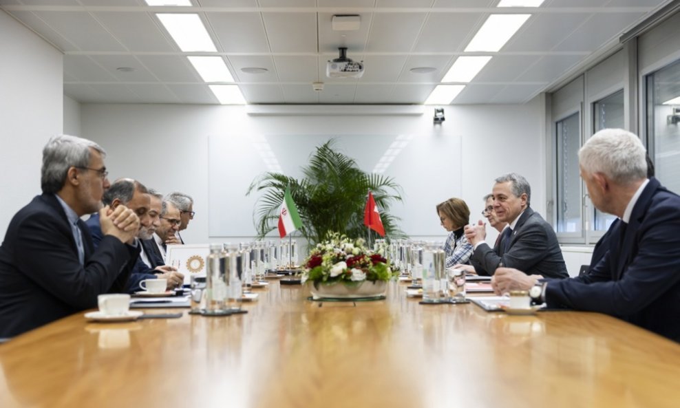 Iranska i švicarska delegacija na bilateralnom sastanku u Ženevi