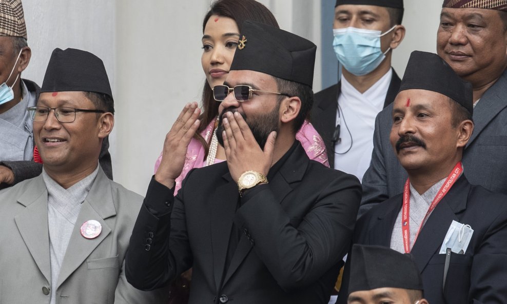 Balendra Shah (u sredini)