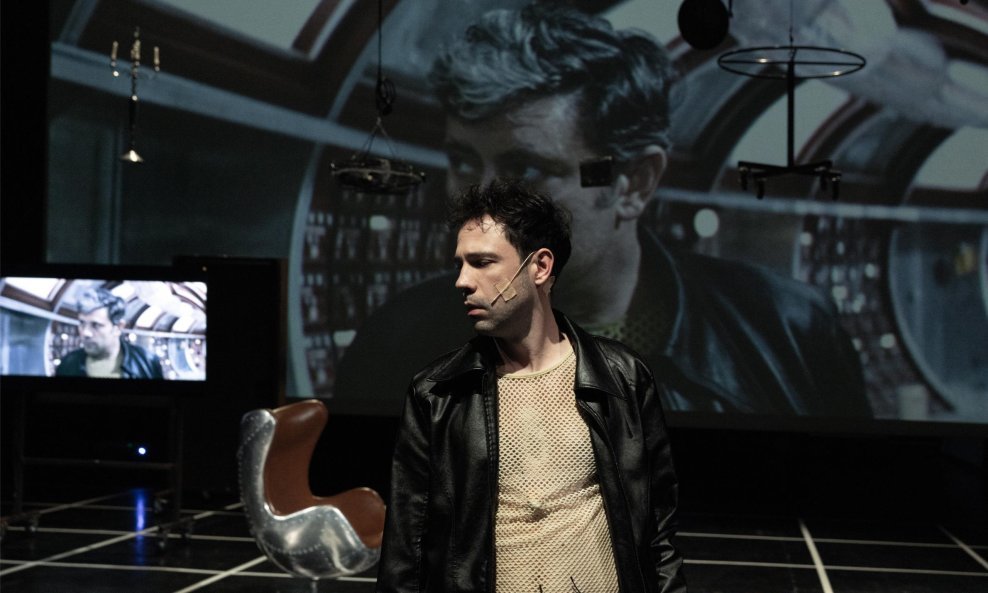 Kazališni prostor transformiran je u hibrid arhivskog materijala, algoritamski posredovane stvarnosti i žive izvedbe