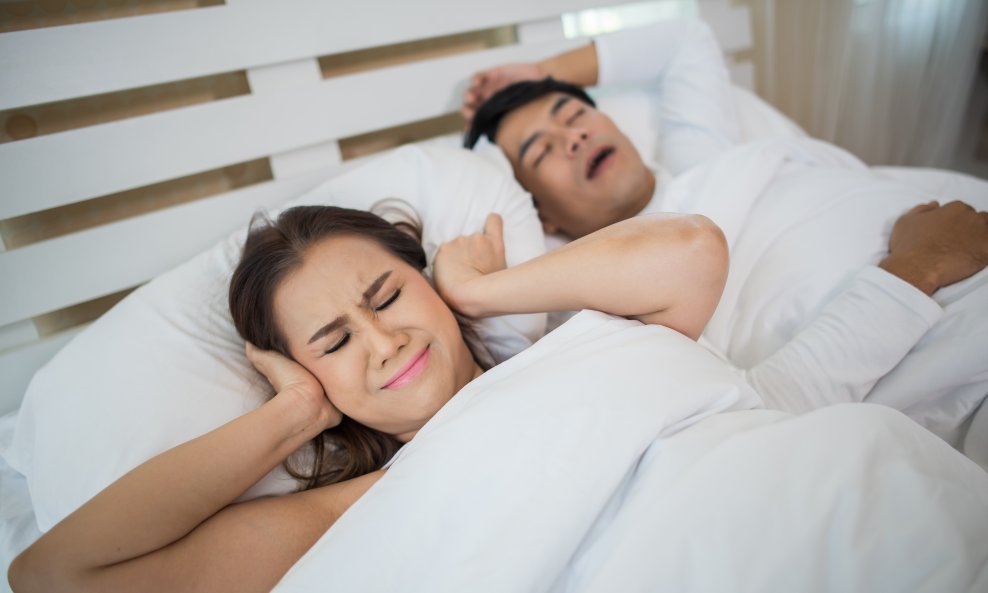 Stručnjaci upozoravaju da uporno i glasno hrkanje nije samo smetnja partneru, nego može biti znak ozbiljnog poremećaja disanja u snu.