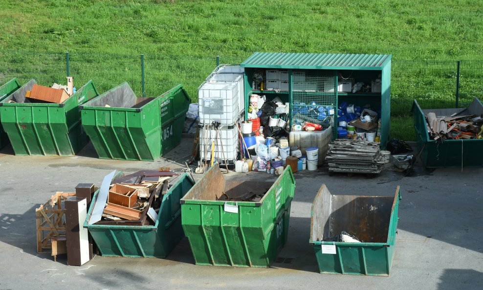 Reciklažno dvorište (ilustracija)