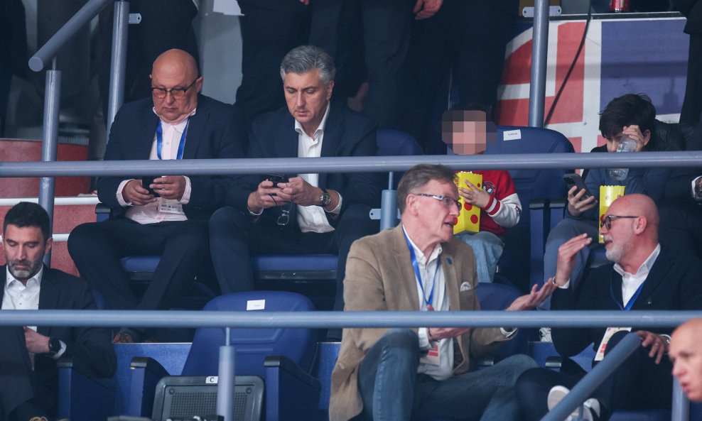 Andrej Plenković sa sinovima Ivanom i Marijom na utakmici