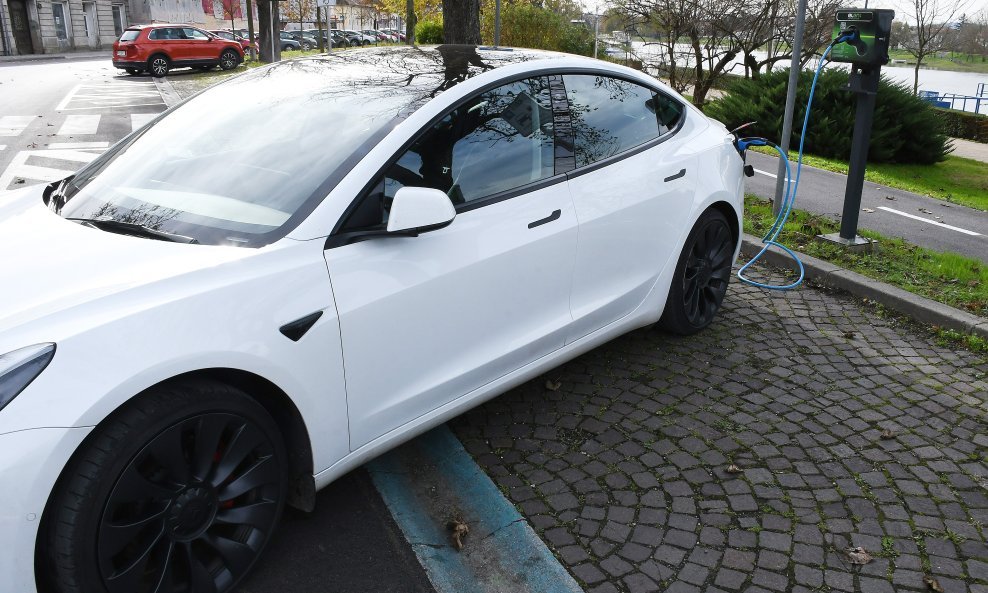 Električni auto (ilustracija)