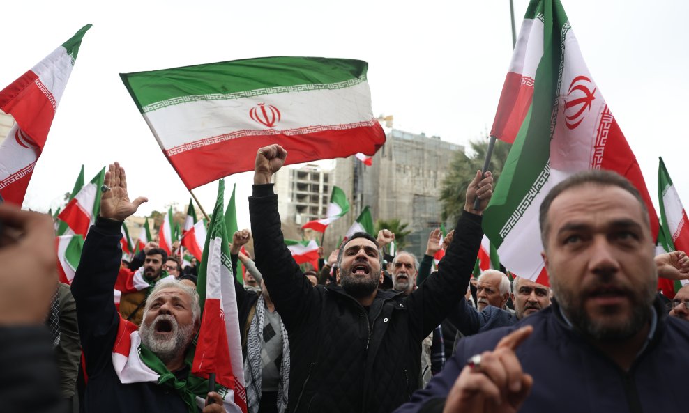 Iranci prosvjeduju u Teheranu nakon zajedničkih američko-izraelskih napada na Iran