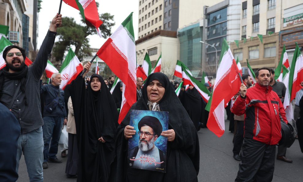 Iranci prosvjeduju u Teheranu nakon zajedničkih američko-izraelskih napada na Iran