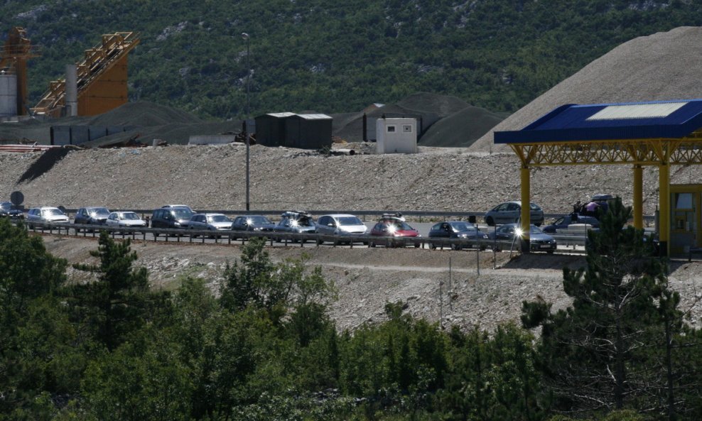 Rekordan broj automobila za vikned donio je veliku zaradu HAC-u