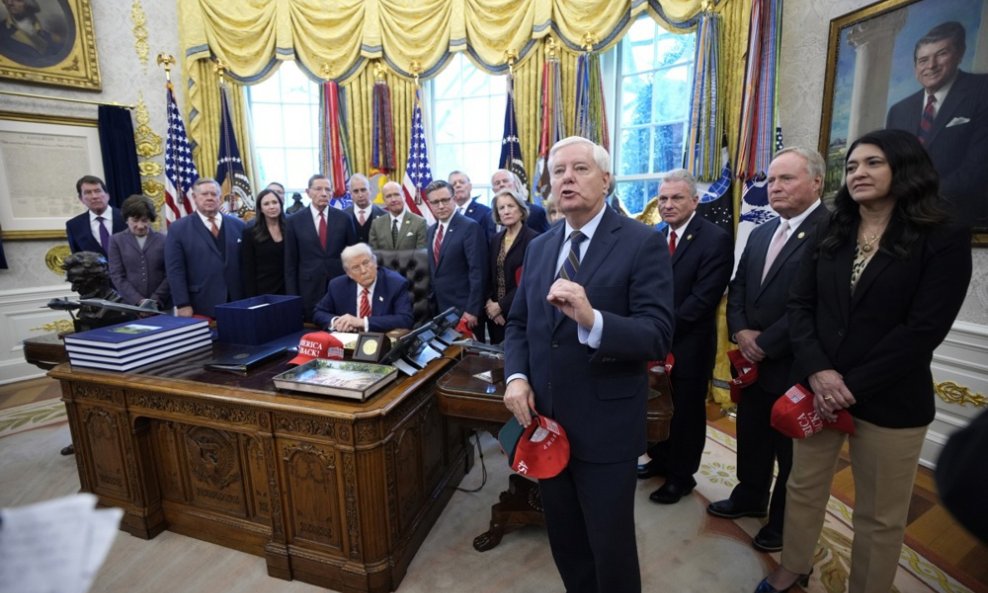 Donald Trump sluša senatora Lindseyja Grahama