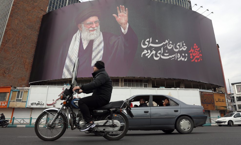 Na središnjem trgu u Teheranu postavljen plakat u čast Alija Hameneija