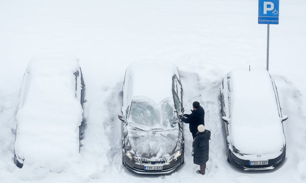 Auti u snijegu (ilustracija)