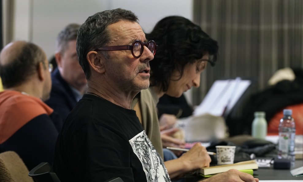 Dubrava u predstavi funkcionira kao svojevrsna prizma kroz koju se može promatrati šira društvena slika Hrvatske posljednjih desetljeća