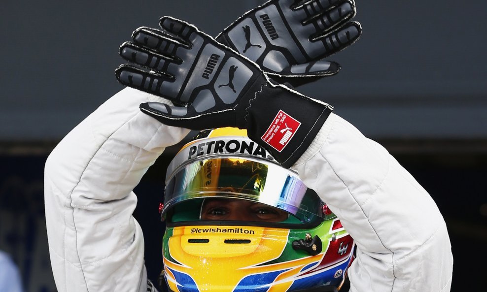 Lewis Hamilton Mercedes kaciga Formula 1
