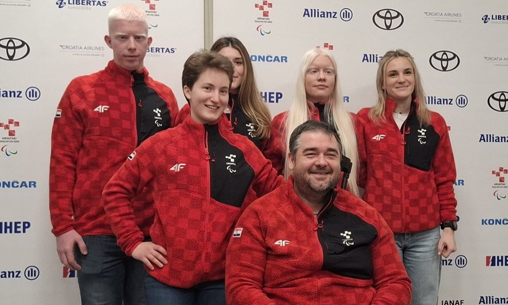 Paraskijaši Karla i Petar Kordić (stoje, druga i četvrti zdesna)