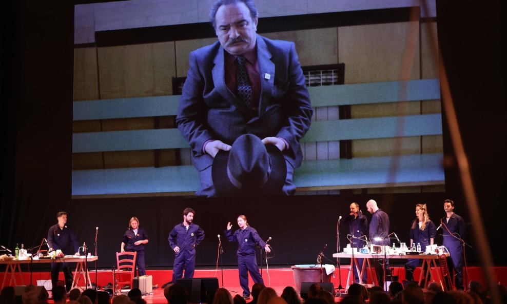 Srpski redatelj na golemi je estetski izazov odgovorio tako što je na riječku pozornicu postavio – film