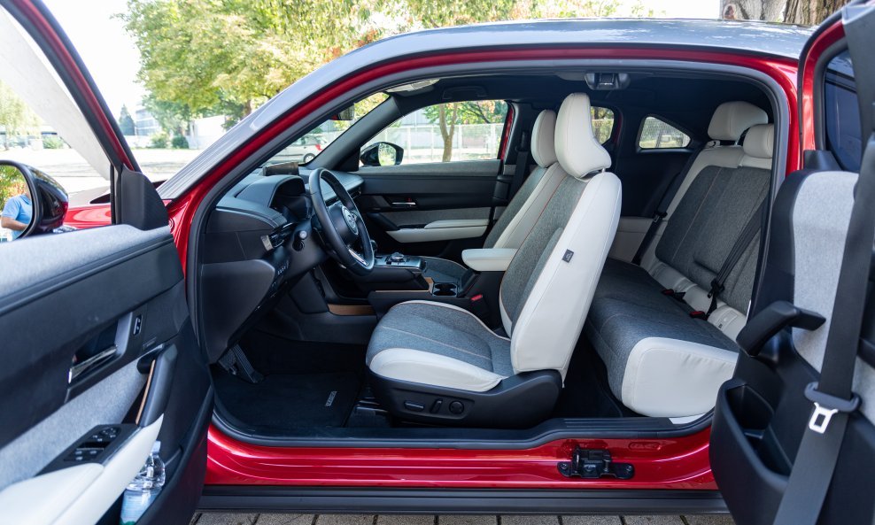 Unutrašnjost automobila (ilustracija)