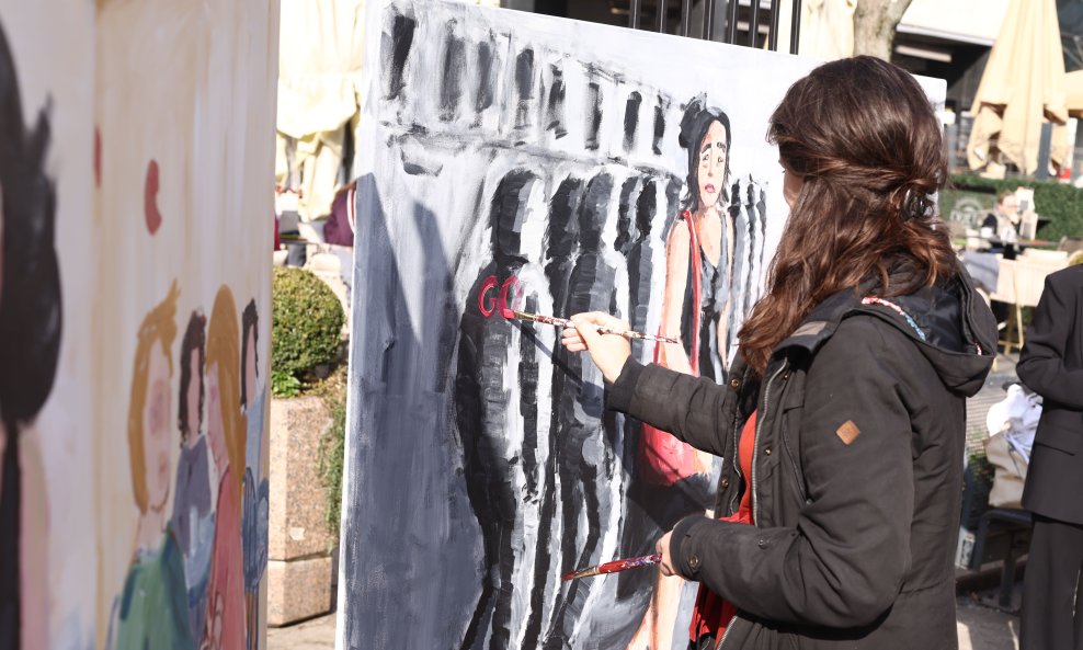 Zagreb: Na Cvjetnom trgu postavljena dva umjetnička platna zbog problema uličnog uznemiravanja žena