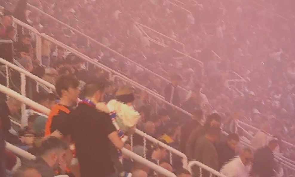 Gledatelji napuštaju Poljud