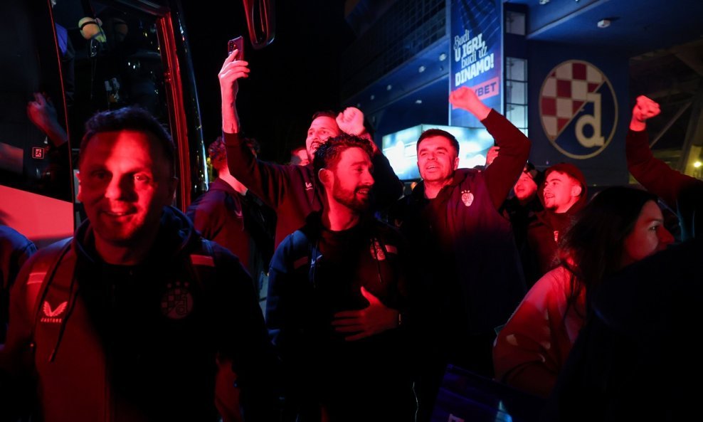 Navijači dočekali dinamovce (trener Kovačević u prvom planu)