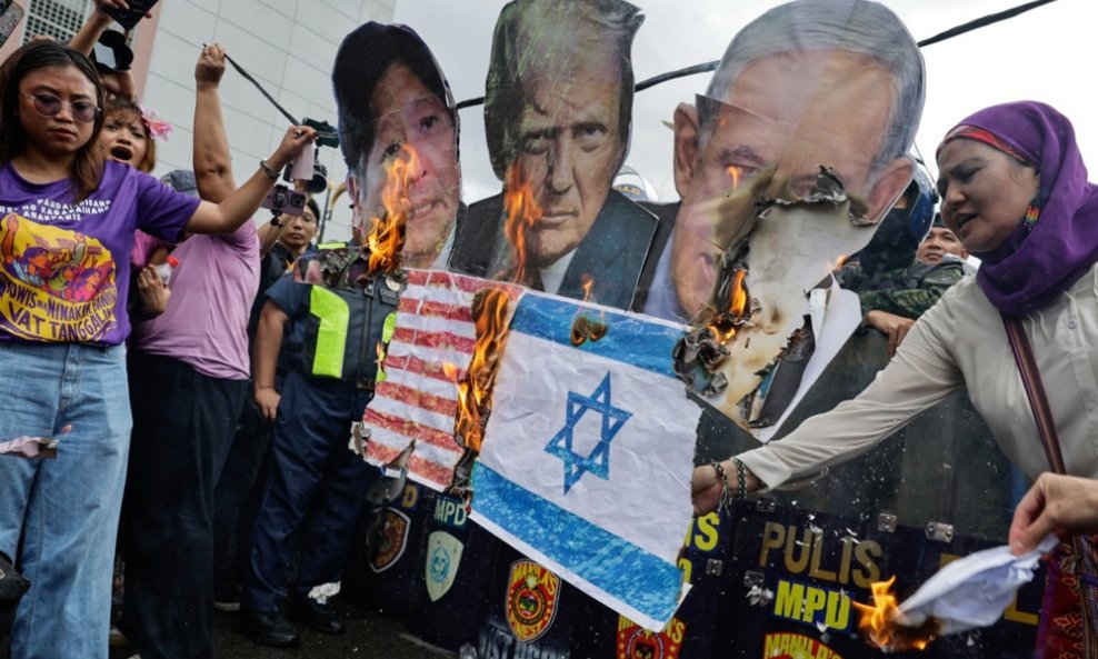 Prosvjednice na skupu povodom Dana žena u Manili pale postere s likom filipinskog predsjednika Marcosa, Trumpa i Netanyahua (ilustracija)