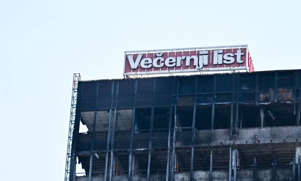 Zbog azbesta s Vjesnika nije uklonjen znak na vrhu nebodera