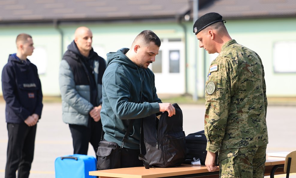 Ročnici na početku temeljnog vojnog osposobljavanja