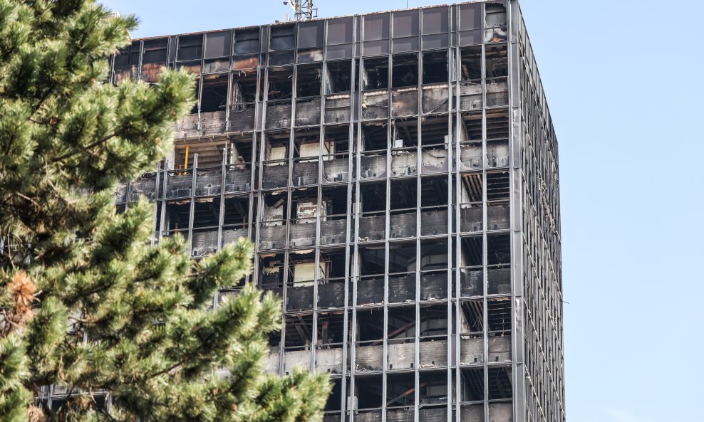 Radovi na rušenju Vjesnika nastavljeni skidanjem prozora i fasade