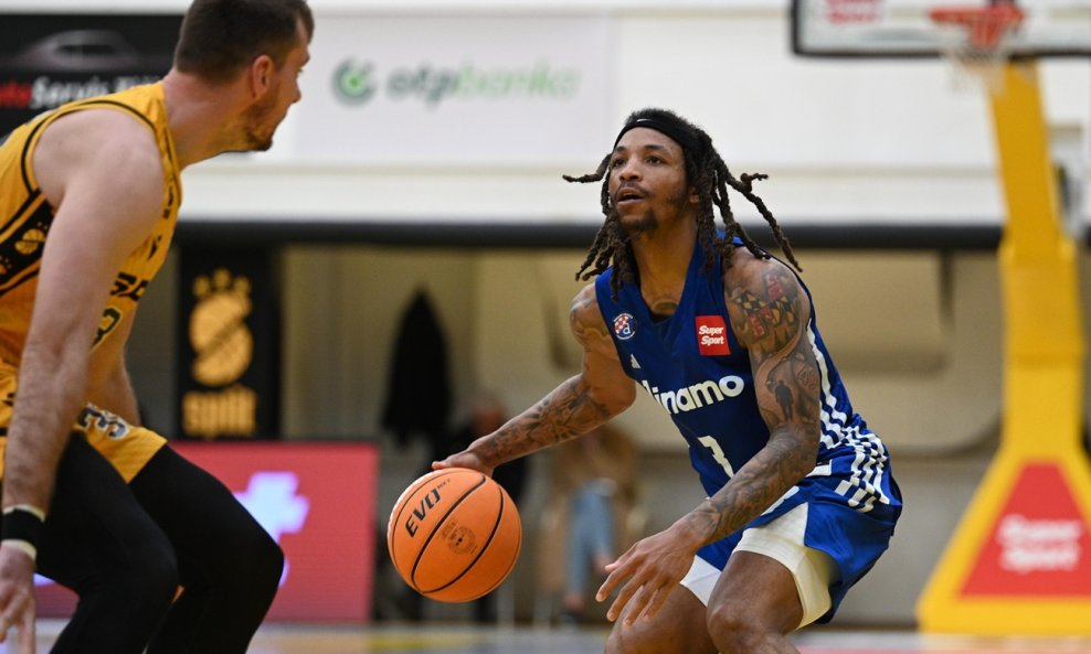 Zoran Dragić vs. Delonnie Hunt