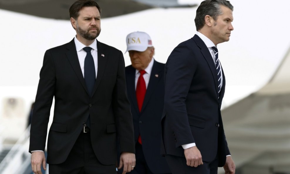 Potpredsjednik SAD-a J.D. Vance (lijevo), predsjednik SAD-a Donald Trump (sredina) i ministar obrane SAD-a Pete Hegseth