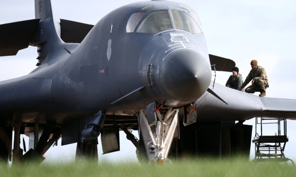 Pripadnici američkih zračnih snaga (USAF) rade na bombarderu USAF B-1 Lancer parkiranom na pisti u RAF Fairfordu
