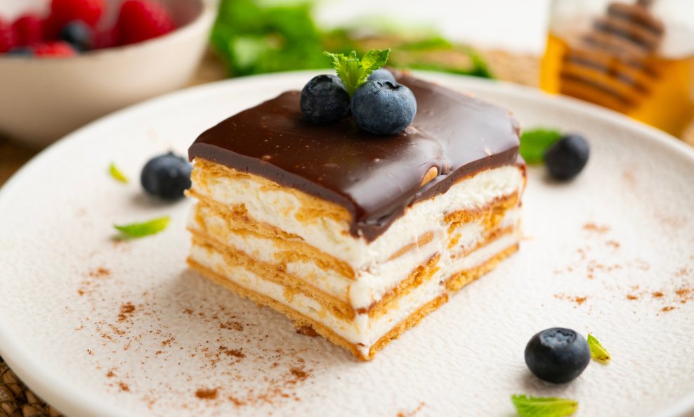 Ovaj takozvani 'eclair cake' pripada skupini popularnih američkih ‘icebox’ kolača