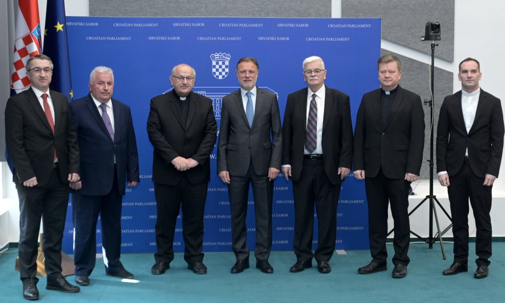 Gordan Jandroković s Počasnim bleiburškim vodom i Hrvatskom biskupskom konferencijom