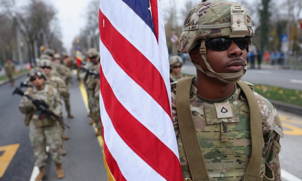 Američka vojska u Rumunjskoj tijekom vojne parade - ilustracija