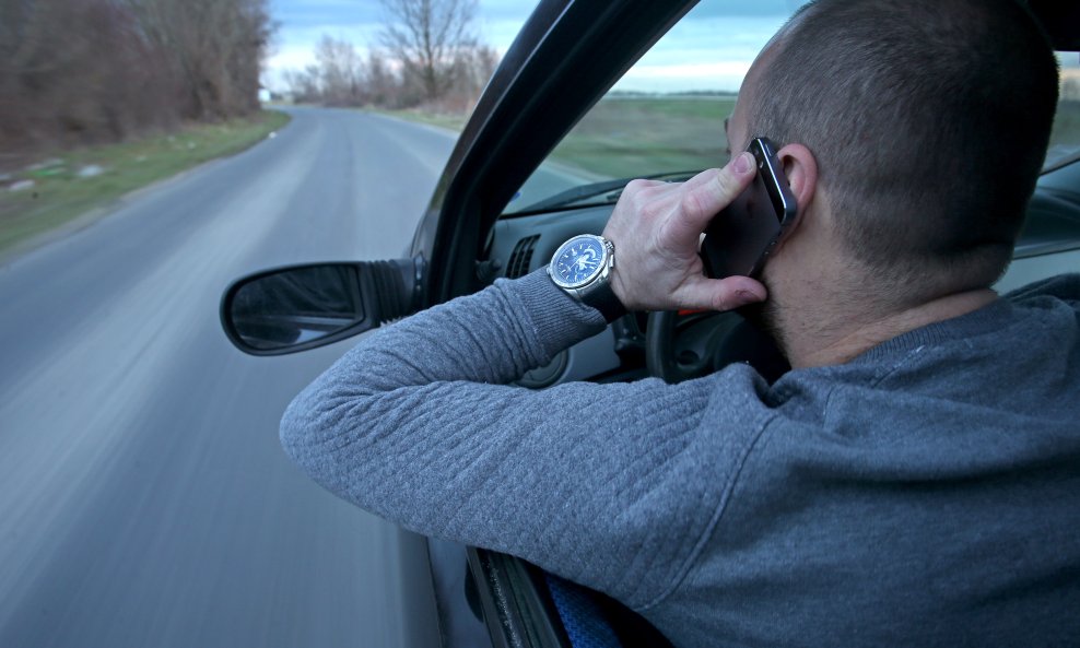 Korištenje mobitela u vožnji (ilustracija)