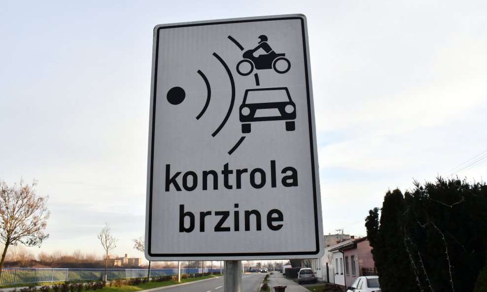 Znak za kontrolu brzine