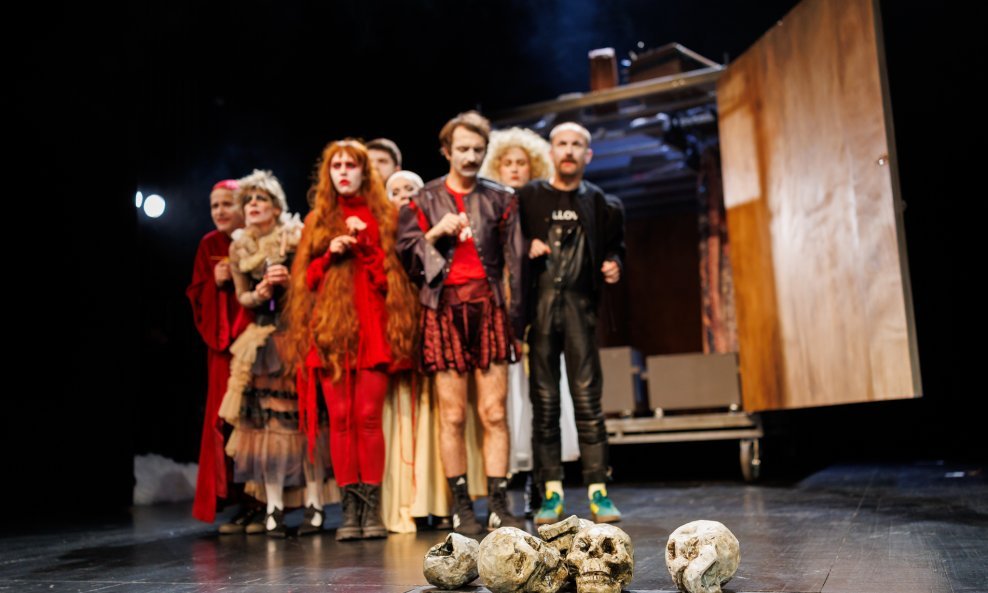 Povijesni predložak transformira se u "opaku knjigu u naopakom svijetu", fatalistički priručnik za kraj civilizacije