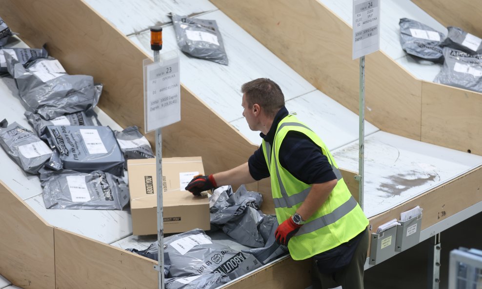 Paketi čine sve veći udio u poštanskim uslugama