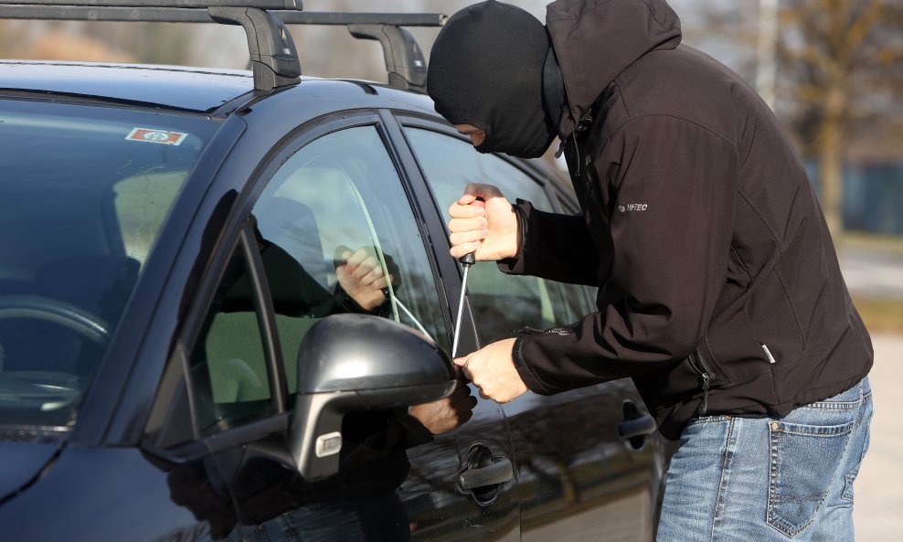 Krađa automobila (ilustracija)