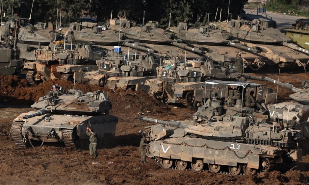 Izraelski tenkovi duž izraelsko-libanonske granice