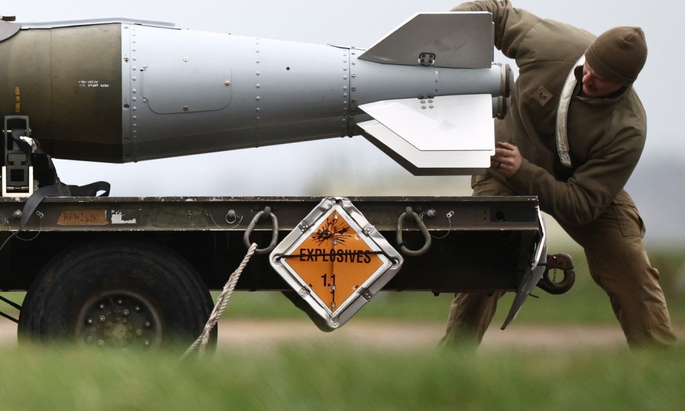 Bombarder B-1 Lancer na pisti u RAF Fairfordu