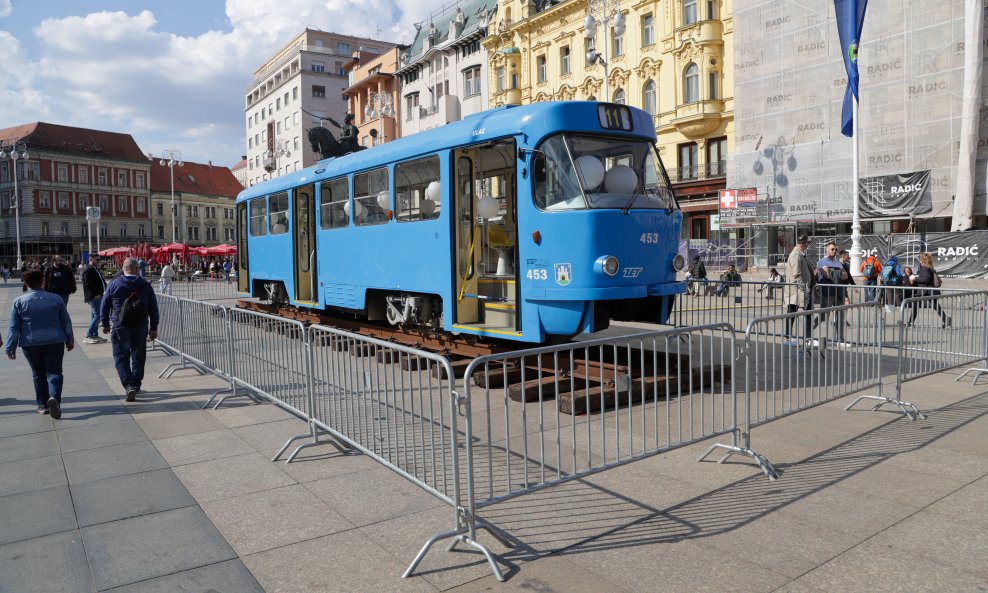 Na Trgu postavljen tramvaj koji će se pretvoriti u svjetleću vremensku kapsulu