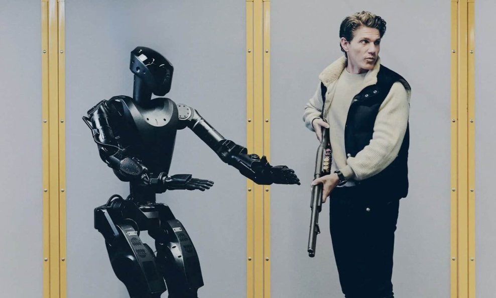 Humanoidni robot Phantom MK-1 i Mike LeBlanc