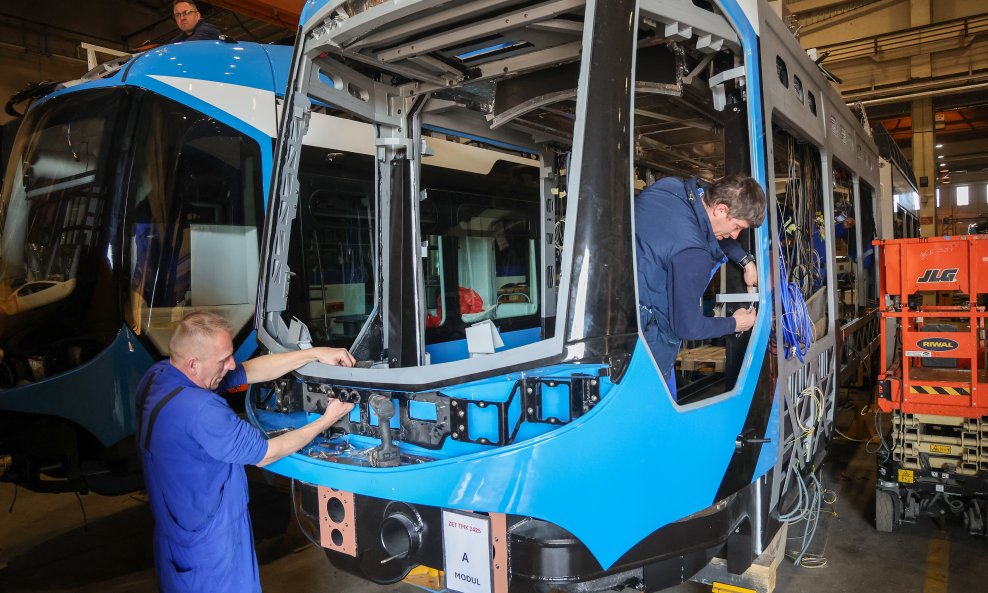 Ministar mora, prometa i infrastrukture Oleg Butković posjetio je pogone tvornice Končar - električna vozila