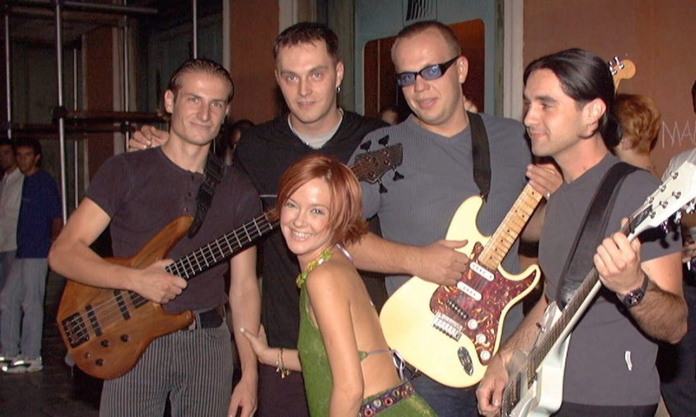 Jedna od postava grupe Joy kad je s njima pjevala Maja Šuput