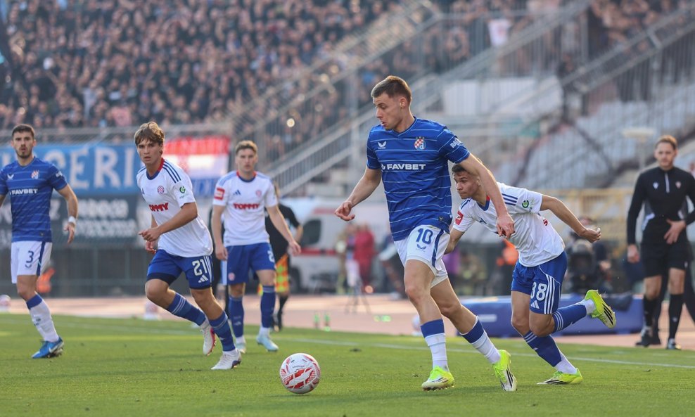 Gabriel Vidović (s loptom)