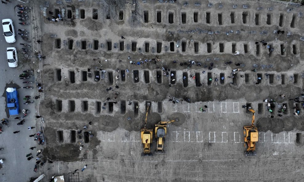 Masovni pogreb učenica ubijenih u izraelsko-američkom napadu na osnovnu školu za djevojčice